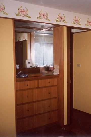 Guest room vanity