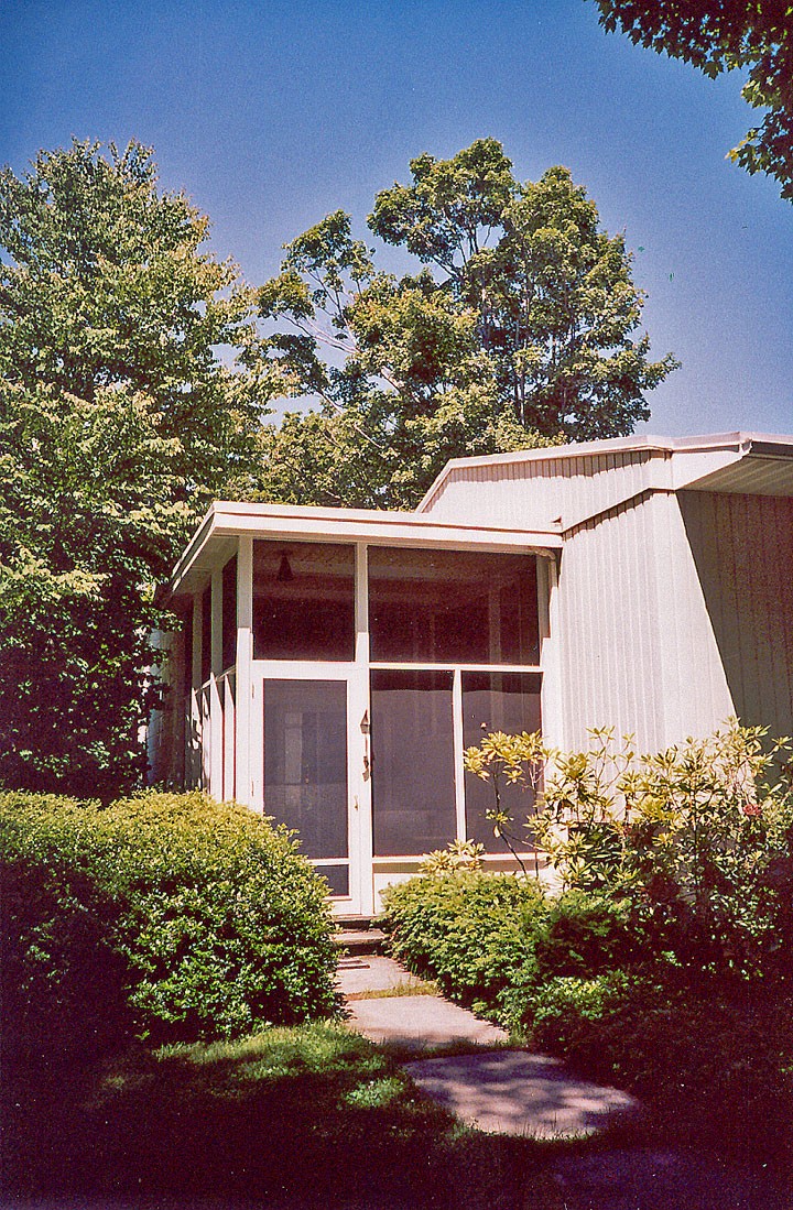 Entry with screened-in porch