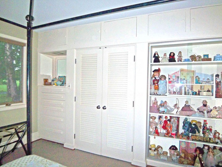 View of different built-in storage units in a bedroom 