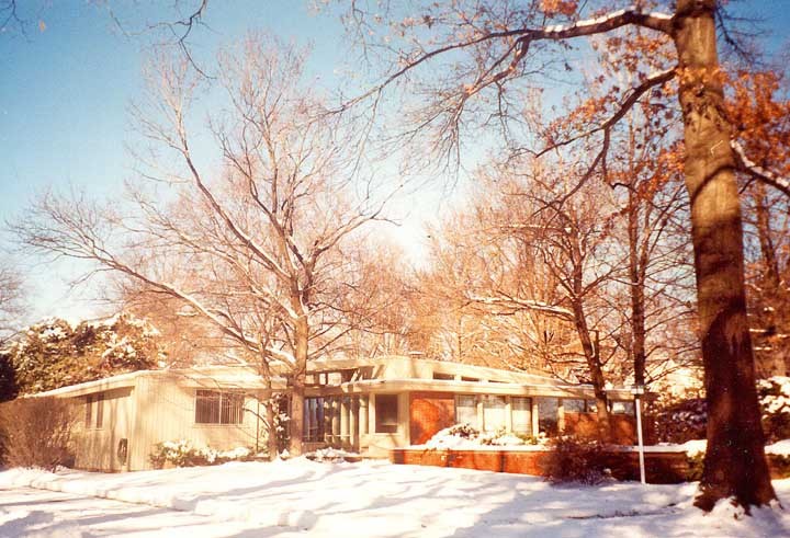 Heidrich house III, front facade with snow